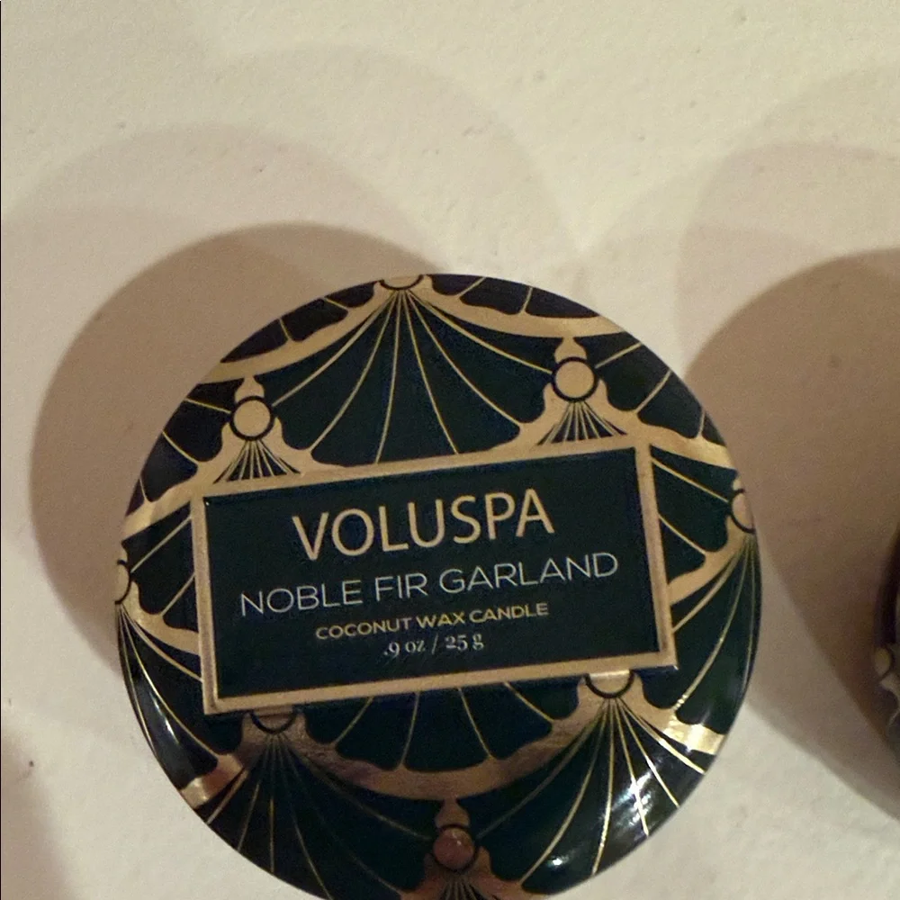 Voluspa Noble Fir Garland Candle Duo - Green and Gold - Picture 4 of 4